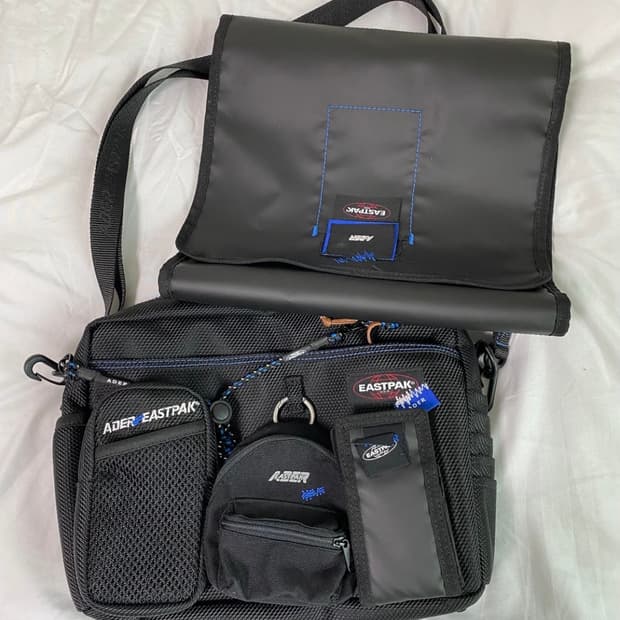 아더에러 x 이스트팩 숄더백 블랙