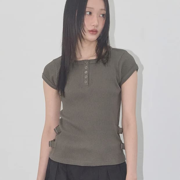 fancy club 팬시클럽 사이드 버클 골지 티 dark beige