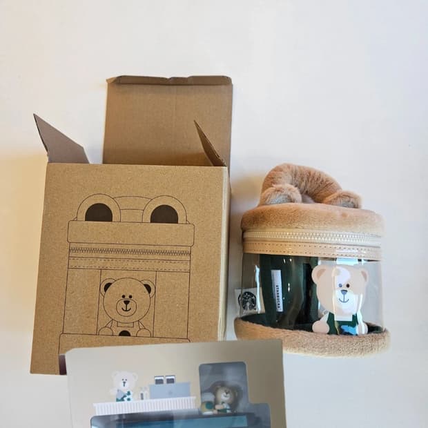 스타벅스 파우치와 주차번호판 