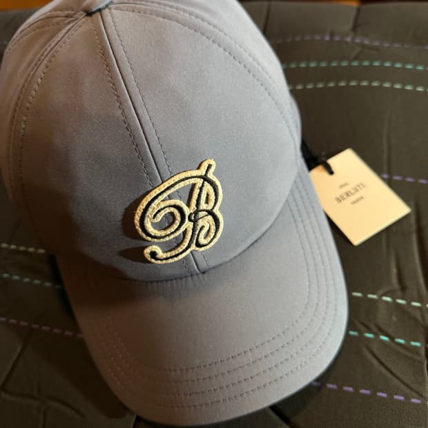 벨루티 2023 S/S 레더 트리밍 B 로고 아플리케 볼캡