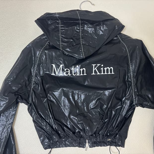 마뗑킴 마뗑 크롭 후디 코팅 점퍼 바람막이 블랙 FREE