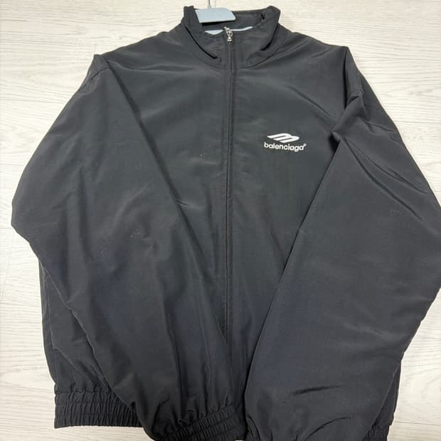 발렌시아가 바람막이