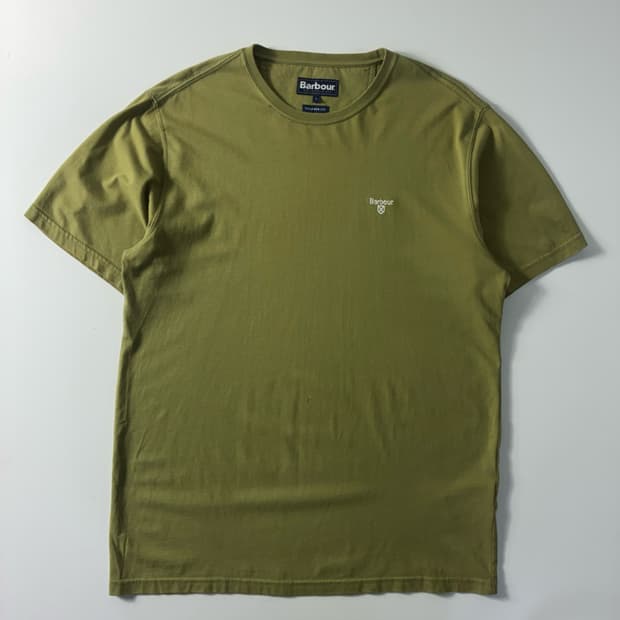 Barbour  바버 테일러드핏 자수 베이지 반팔티셔츠 