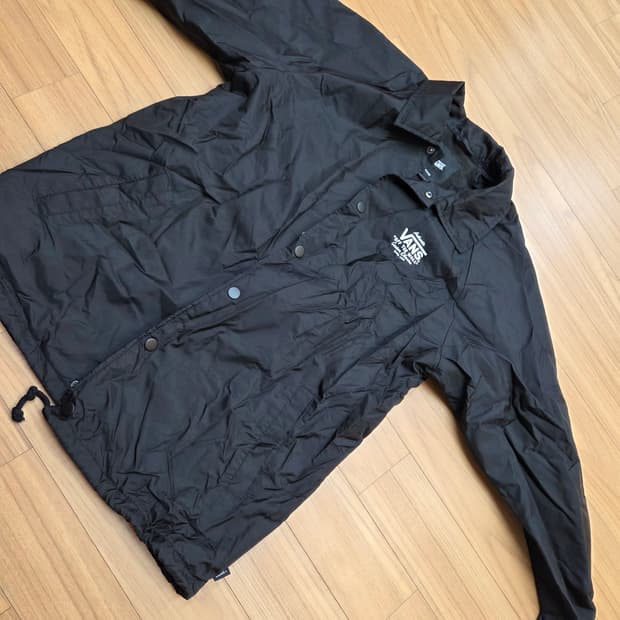 반스 코치 자켓 블랙 색상 M사이즈 판매합니다. 겉감은 폴리에스터 100