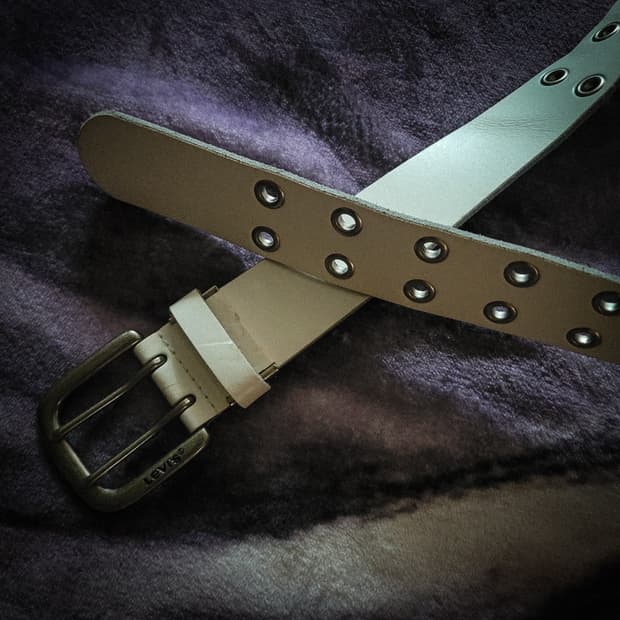 Levi's white belt