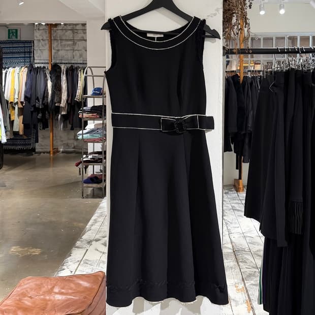 프라다 블랙 벨트 플레어 미디 드레스