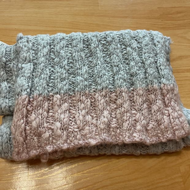 아베크롬비 회색 핑크색 배색 목도리