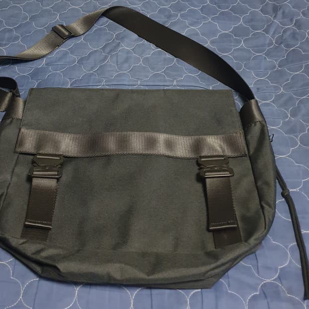 메종미네드 투버클 메신저 크로스백 블랙