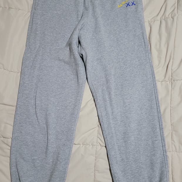 유니클로 × 카우스 스웨트 팬츠 헤더 그레이 M 사이즈 판매합니다