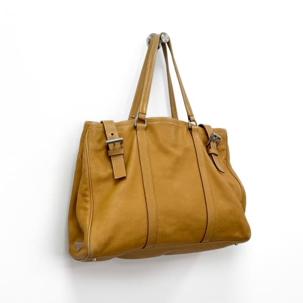 프라다 레더 사이드 로고 버클 디테일 숄더백