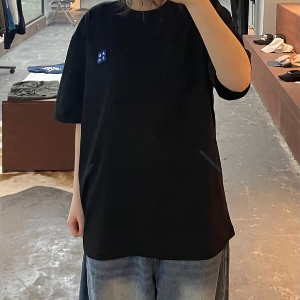 아더에러 시그니처 블루 태그 블랙 반팔 H2424