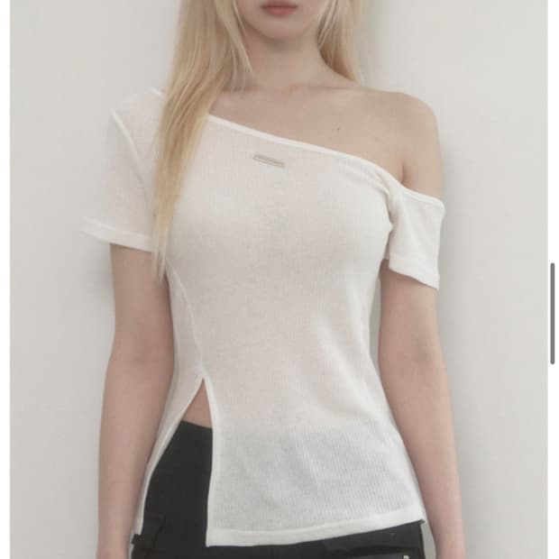 택o 에트오소메 원숄더 베이직 슬릿 탑