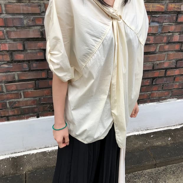 System Knot Cross Half Blouse