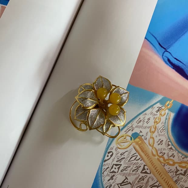 옐로우 비즈 & 골드 플라워 빈티지 브로치