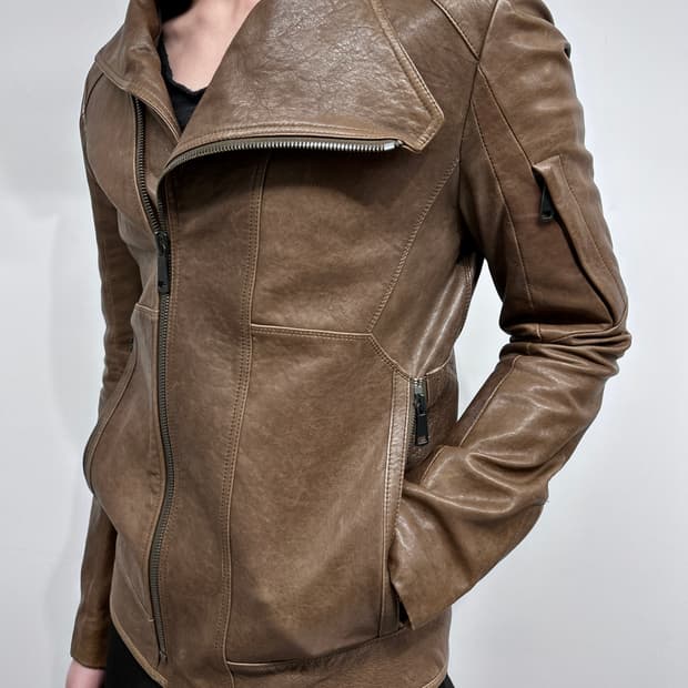 시스템 옴므 사선 하이넥 레더 자켓