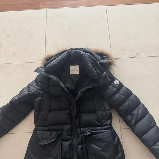 몽클레어 클루니 백화점판 2사이즈 팝니다.