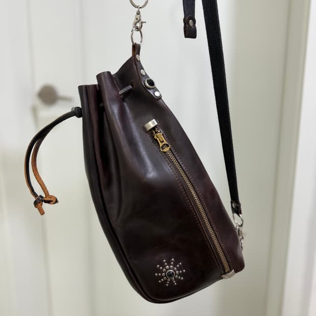 크롬악셀 레더 크로스백 솔리드브라스