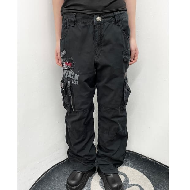 블랙 워크 자수 포켓 카고팬츠
