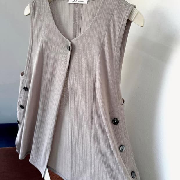 Sheer stretched fabric loose vest