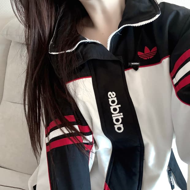 아디다스 올드스쿨 데상트라인 검빨 화이트 점퍼 