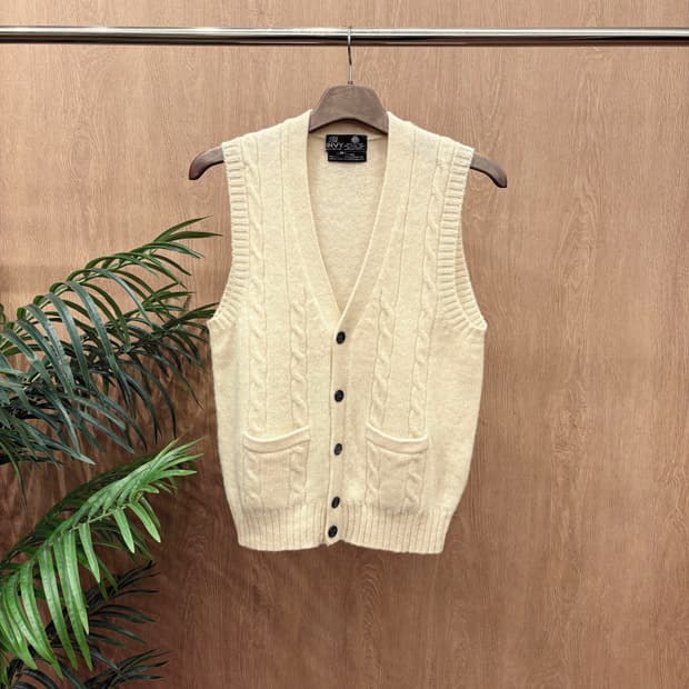 빈티지 브이넥 울 니트 베스트 케이블 패턴 버튼 포켓 디테일 아이보리