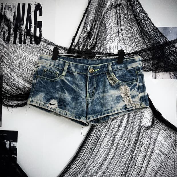 Stitch detailed washing denim shorts