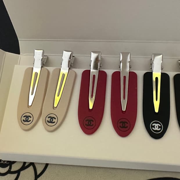 샤넬 헤어 클립 세트 (베이지/레드/블랙)
