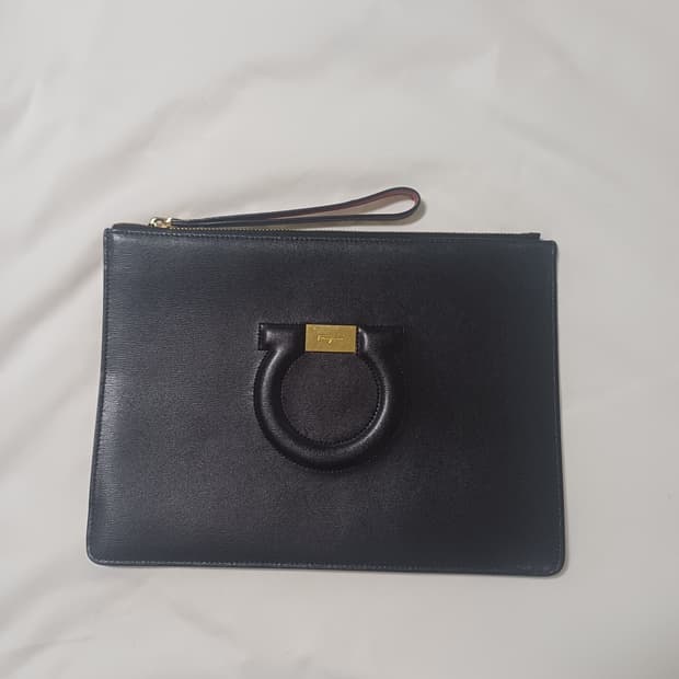 페라가모 간치니 레더 클러치백