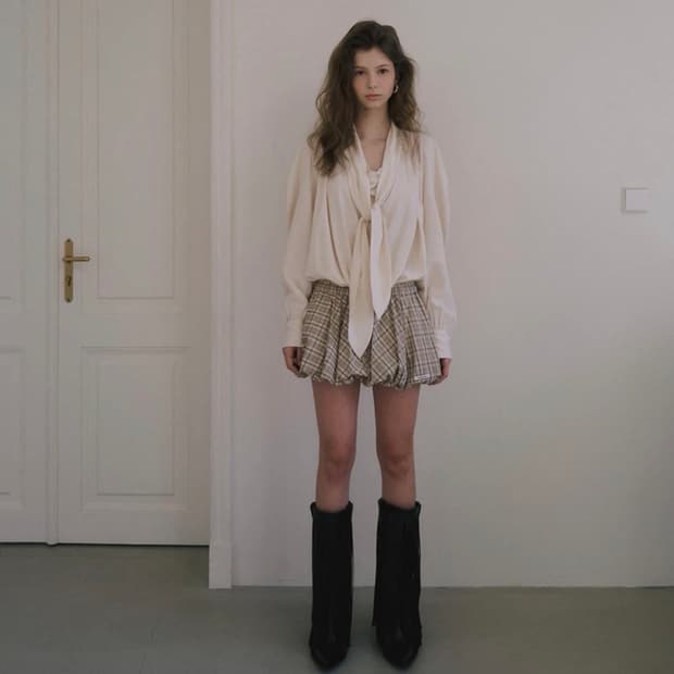 오버듀플레어 타이 블라우스 아이보리