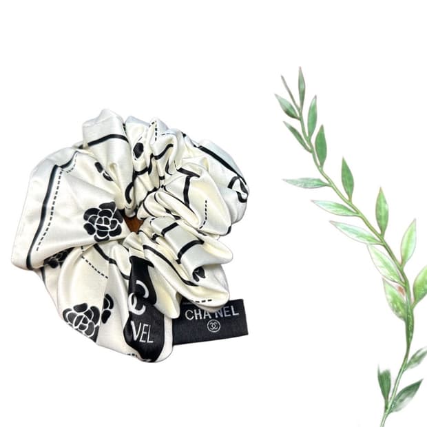 샤넬 까멜리아 헤어슈슈 화이트