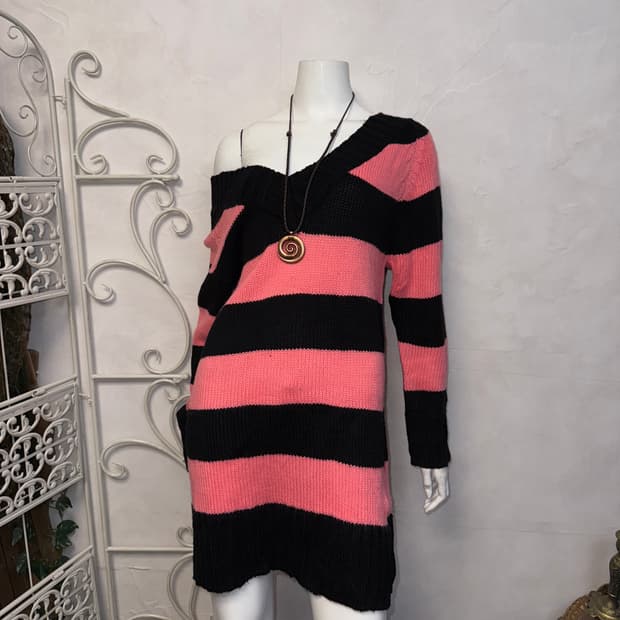 Black pink stripe v neck knit ops