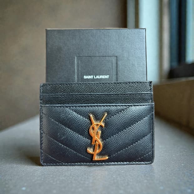 생로랑정품 423291 블랙 캐비어 스킨 마틀라세 금장 카드지갑 팝니다