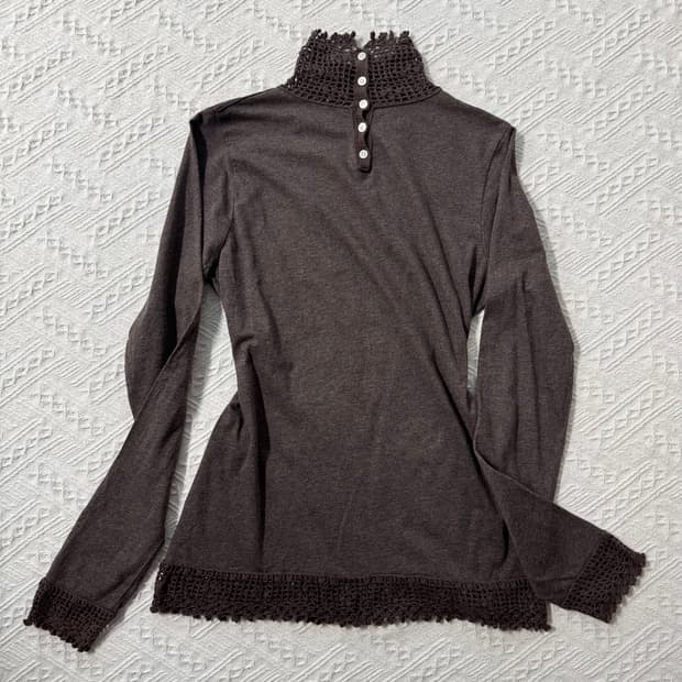 레이스 모티프 디테일 버튼 폴라 넥 티