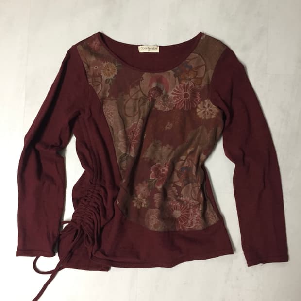 오리엔탈 무드 꽃무늬 배색 셔링 티셔츠 (버건디)