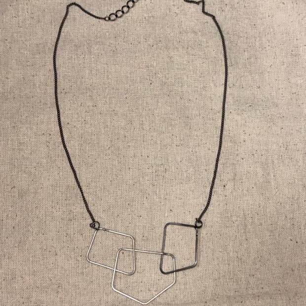 블랙 스퀘어 목걸이