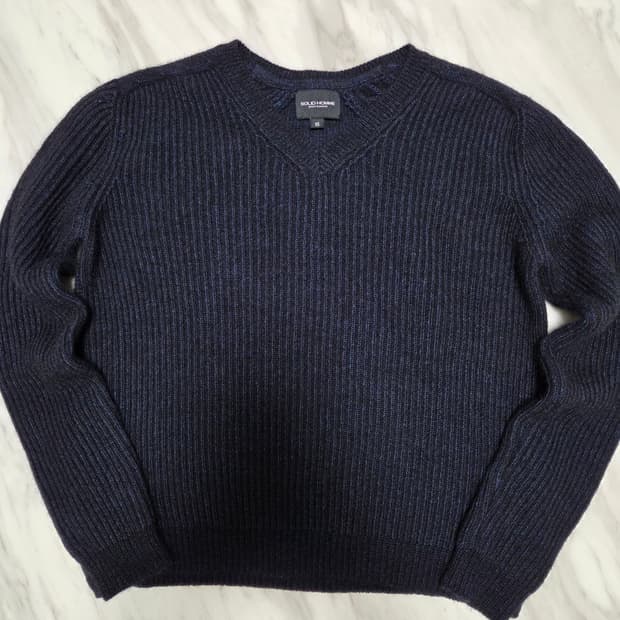 솔리드옴므 네이비 브이넥 니트