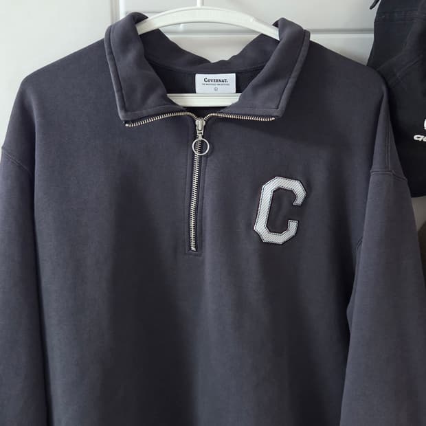 커버낫 하프집업 맨투맨 차콜