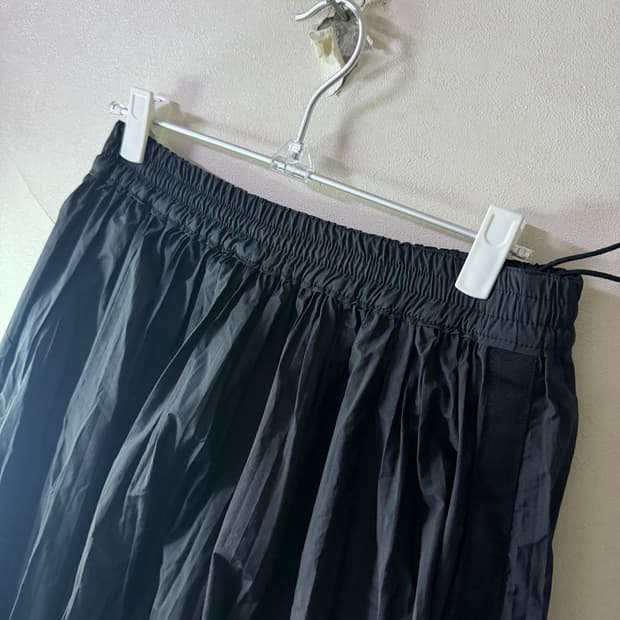 한섬 더캐시미어 밴딩 바스락 나일론 롱 스커트 블랙 (66정도)