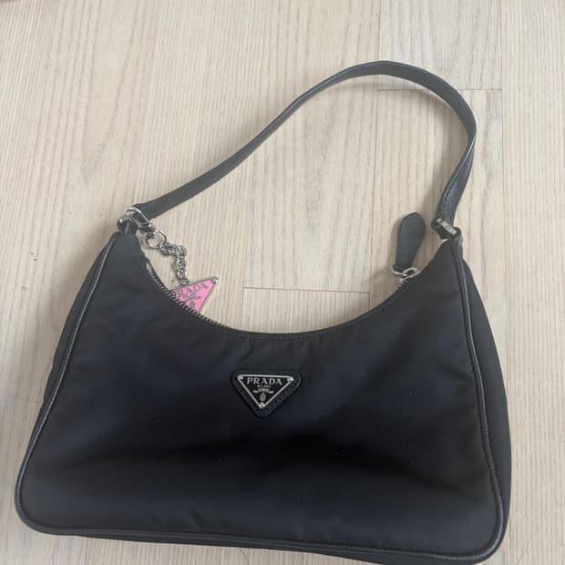 프라다 리에디션 나일론 호보백 블랙