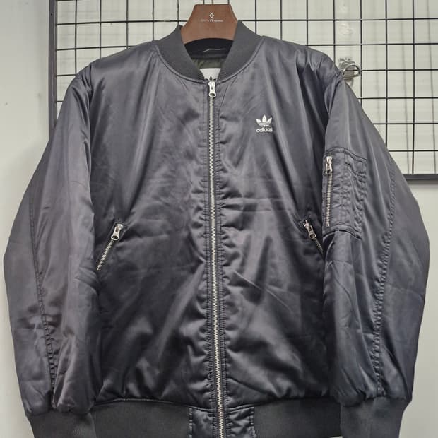 100L 아디다스 남녀공용 블랙 봄버 자켓.