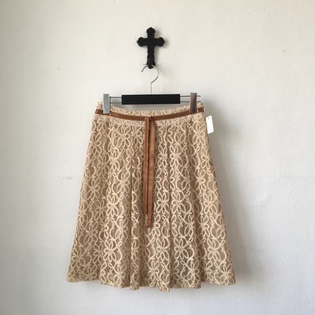 Lace pattern point midi skirt