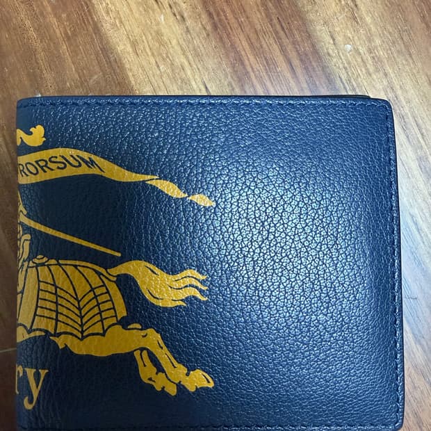 버버리 반지갑 단종 제품