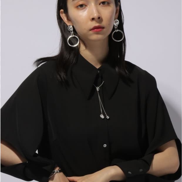 HARE 크롭 소매 트임 블라우스