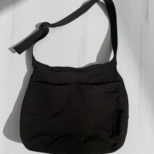 cos 코스 고급 나일론 버클 크로스백