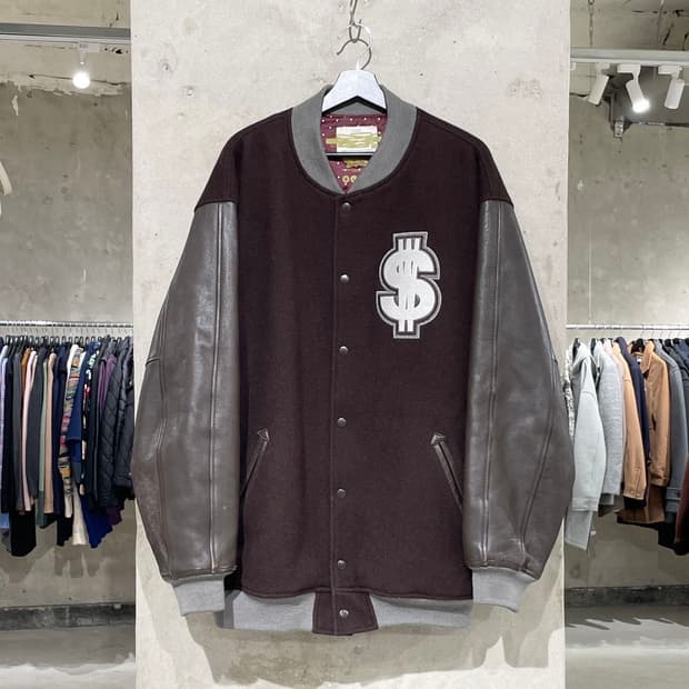 스웨거 다크 브라운 달러 사인 스펠 아웃 바시티 자켓
