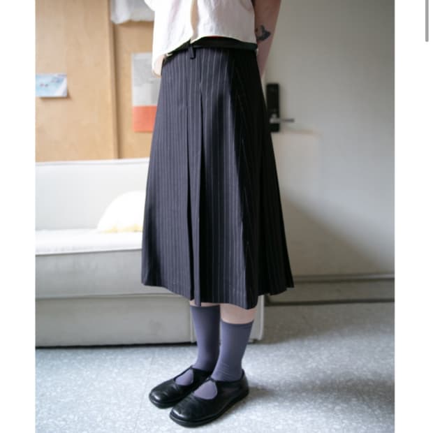 오무수히 belt stripe midi sk 챠콜 새상품