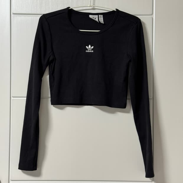 아디다스 블랙 크롭 긴팔 쫄티