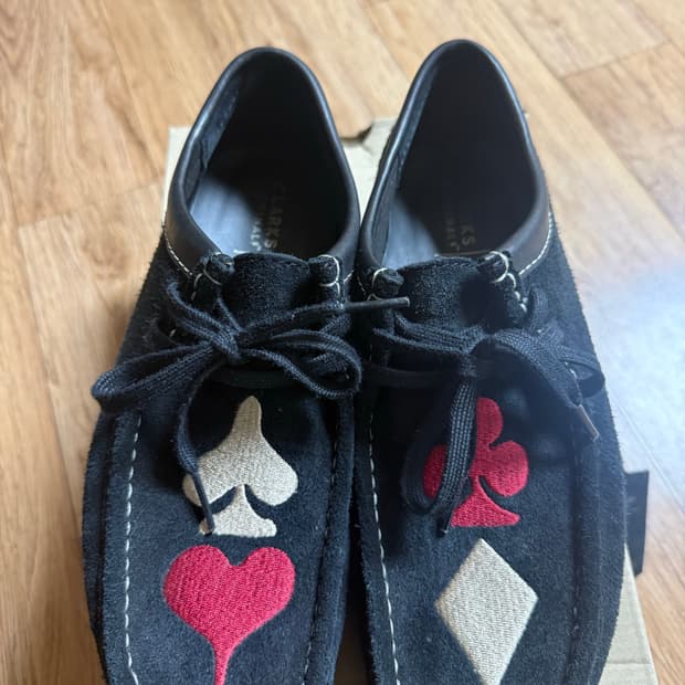 클락스X스투시 왈라비 블랙 스웨이드