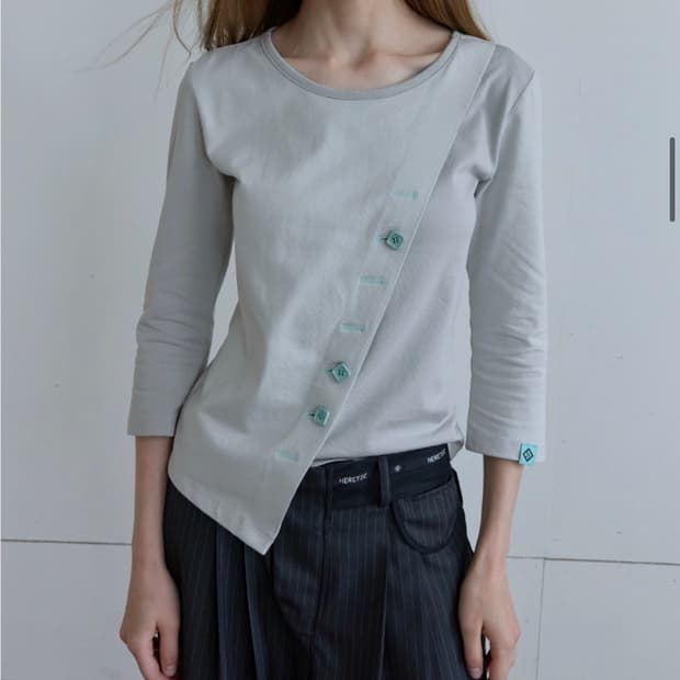 헤레틱 BUTTON CROSS T-SHIRT / grey