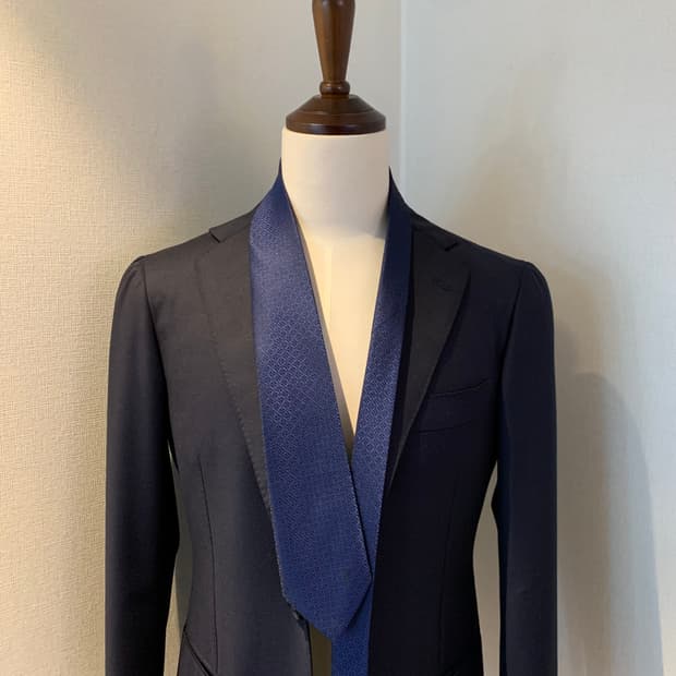 루이비통 명품넥타이 네이비컬러 A+등급 최상급 8.3cm 정장룩코디